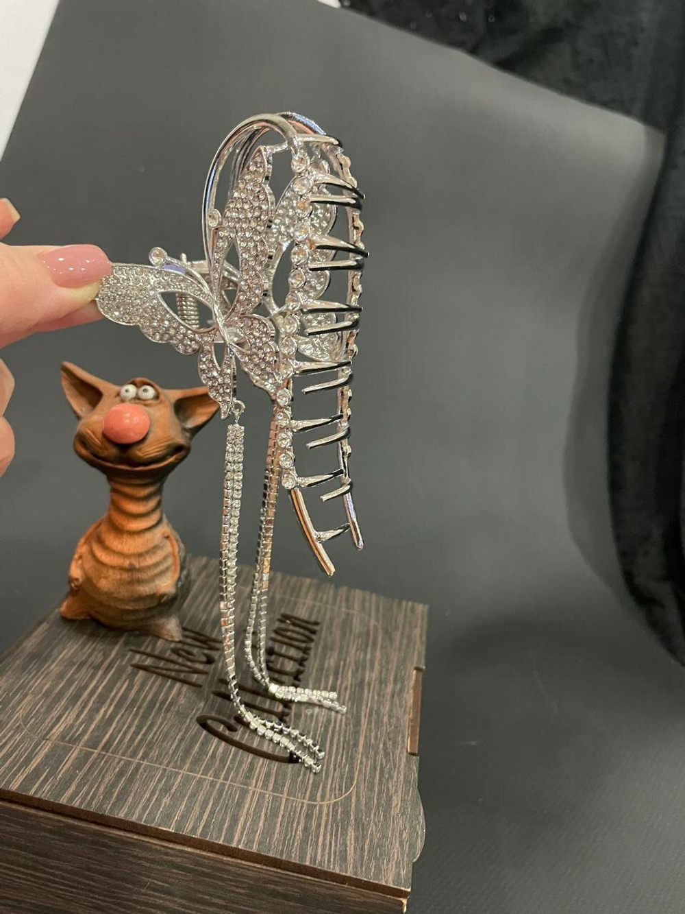 Заколка-краб. Бабочка петля со стразами. Усиленная. Цвет серебро