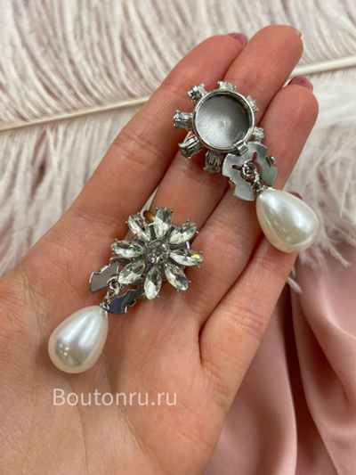 Накладка на пуговицу серебристая в форме цветка с подвесной жемчужиной