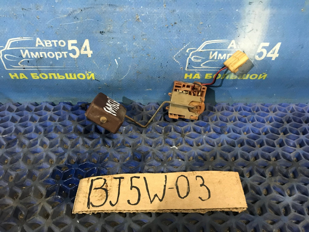 Датчик уровня топлива MAZDA FAMILIA 2001