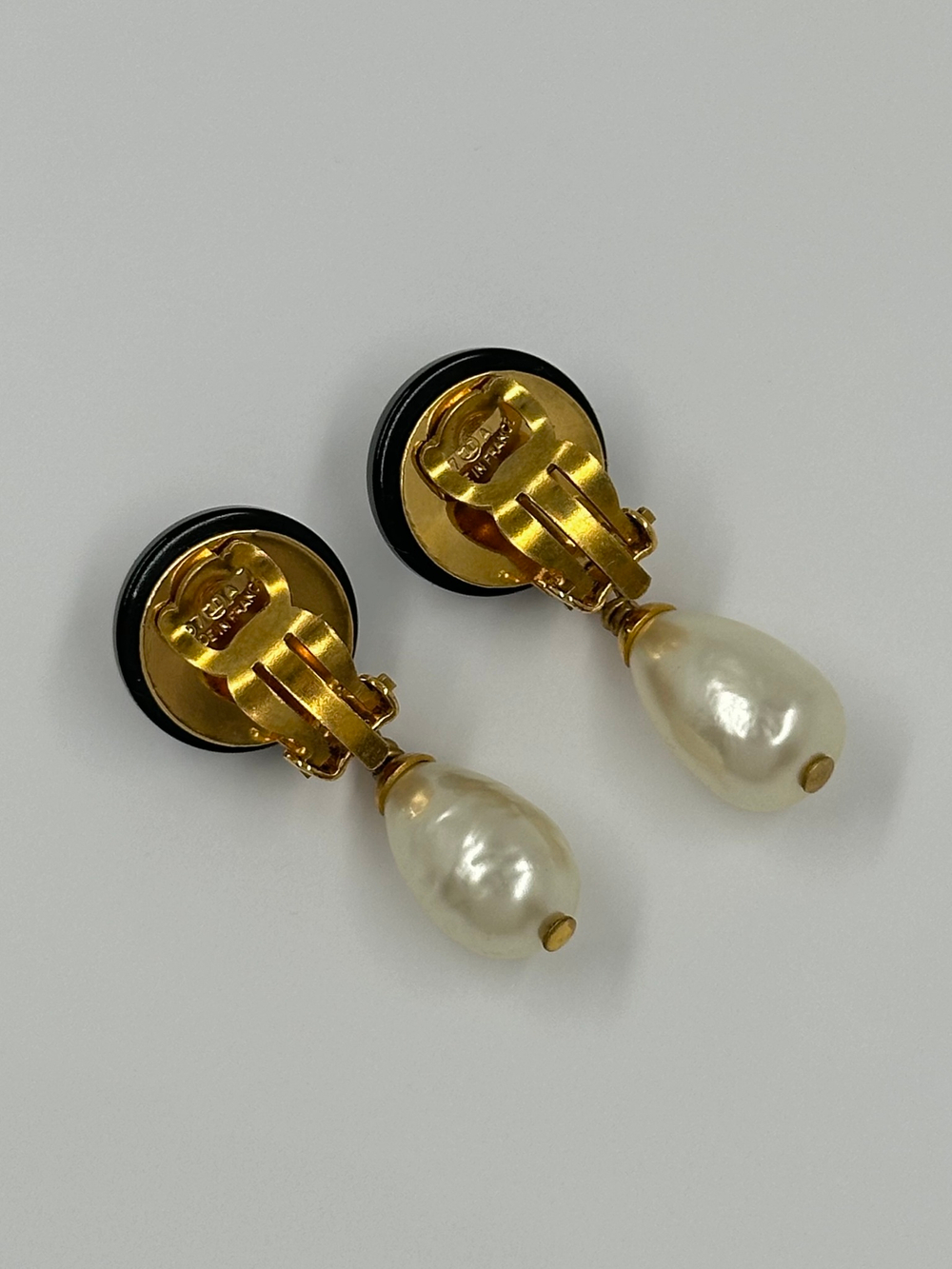 Клипсы с «жемчужными» подвесками Chanel