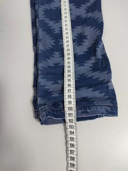 Джинсы Sfera с необычным принтом 42 размер