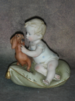 Статуэтка. Фарфор. Малыш с таксой на подушке. Capodimonte. Италия