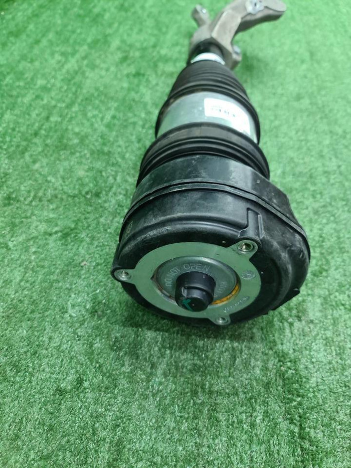 Стойка пневматическая левая Lixiang L9 (2022-н.в.)