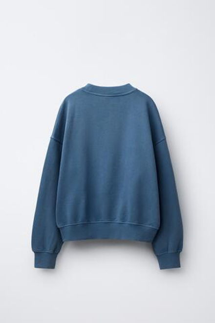 ZARA ТОЛСТОВКА С ЭФФЕКТОМ ПОТЕРТОСТИ, ЗВЕЗДОЙ И ЗАКЛЕПКАМИ, ВЫЦВЕТШИЙ СИНИЙ