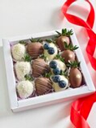 Клубника в шоколаде с декором из голубики