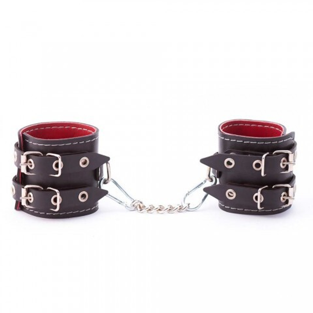 Наручники из кожи с двумя ремнями и красной подкладкой