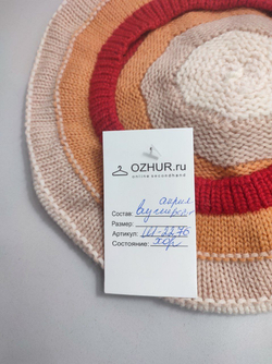 Шапка яркая красивая