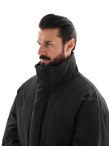 Короткий пуховик черного цвета