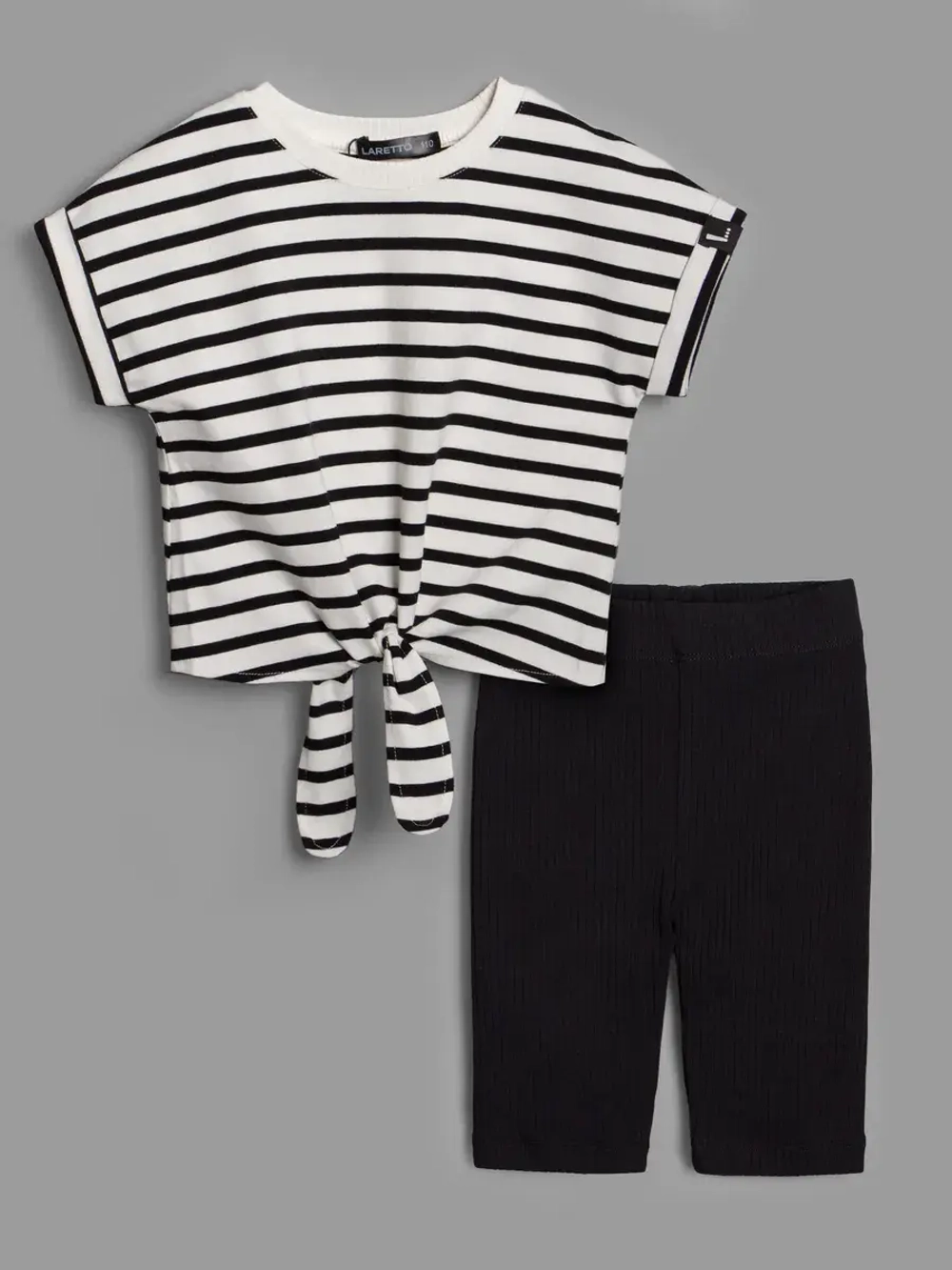 Черно-белый костюм для девочки на лето в полоску