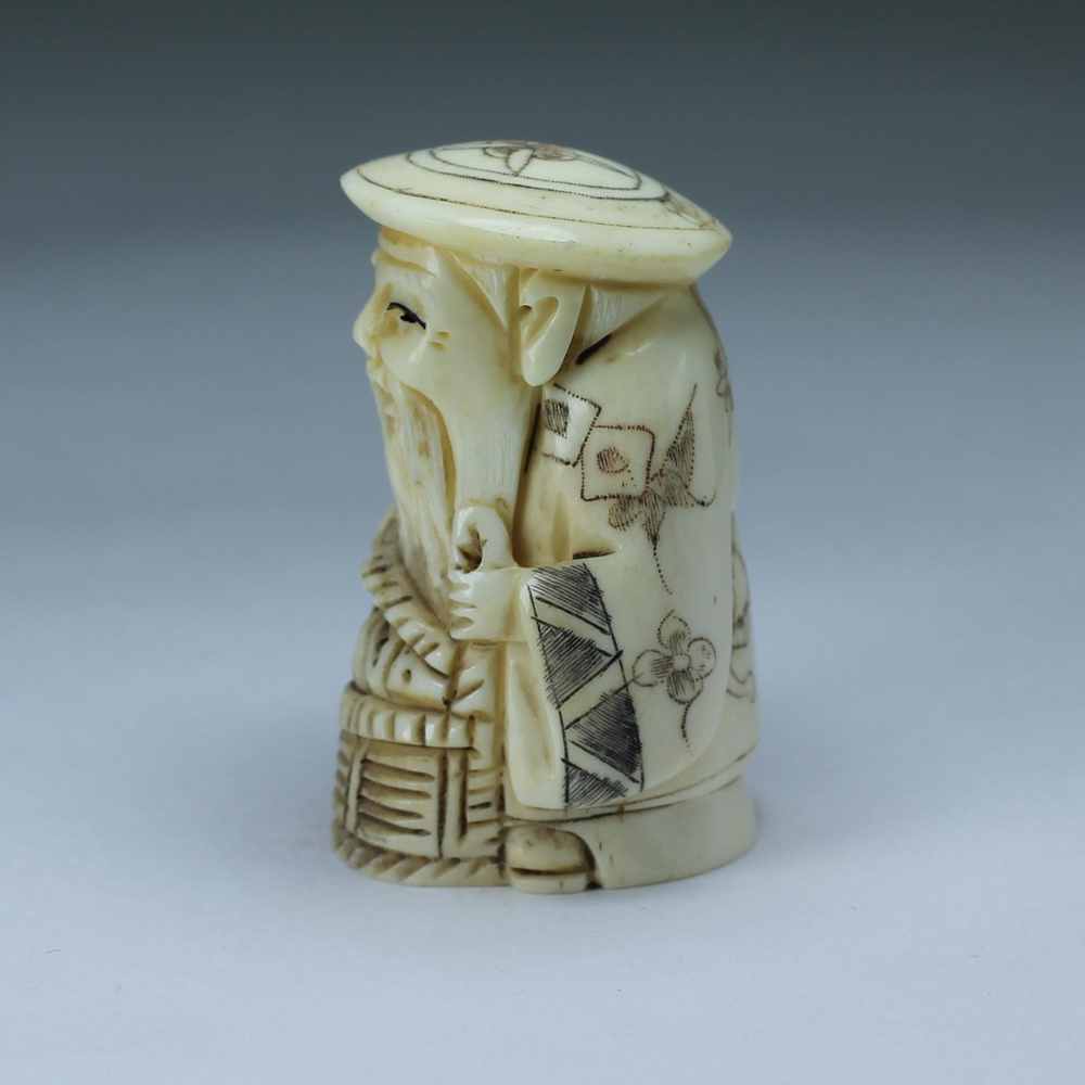 Нэцкэ Дзюродзин в круглой шапке с корзиной рыбы