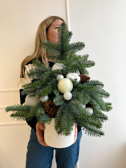 Декоративная ёлка из нобилиса с игрушками и хлопком XL.