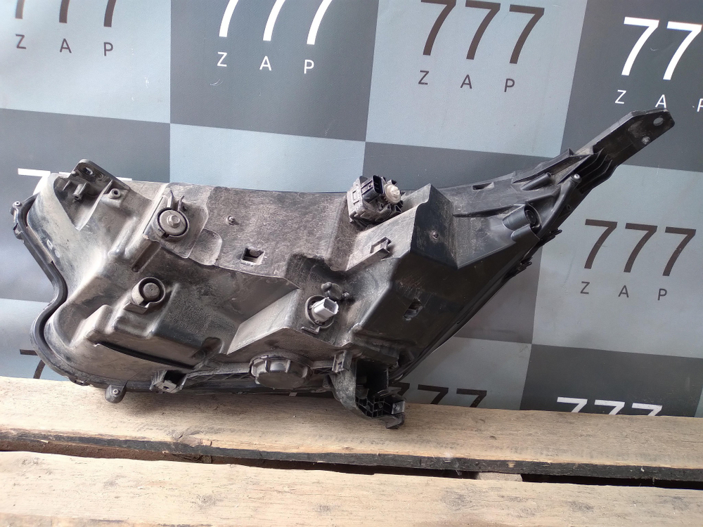 Фара правая LED Honda CR-V 5 (RW) 16-нв Б/У Оригинал 33100TLAD01