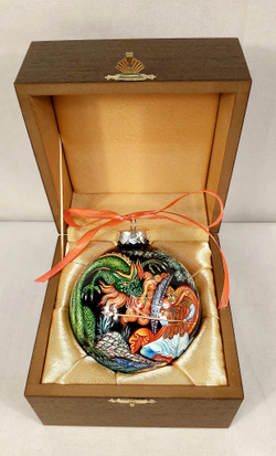 Шар новогодний с ручной росписью Палех "Бой с драконом" на чёрном фоне в футляре