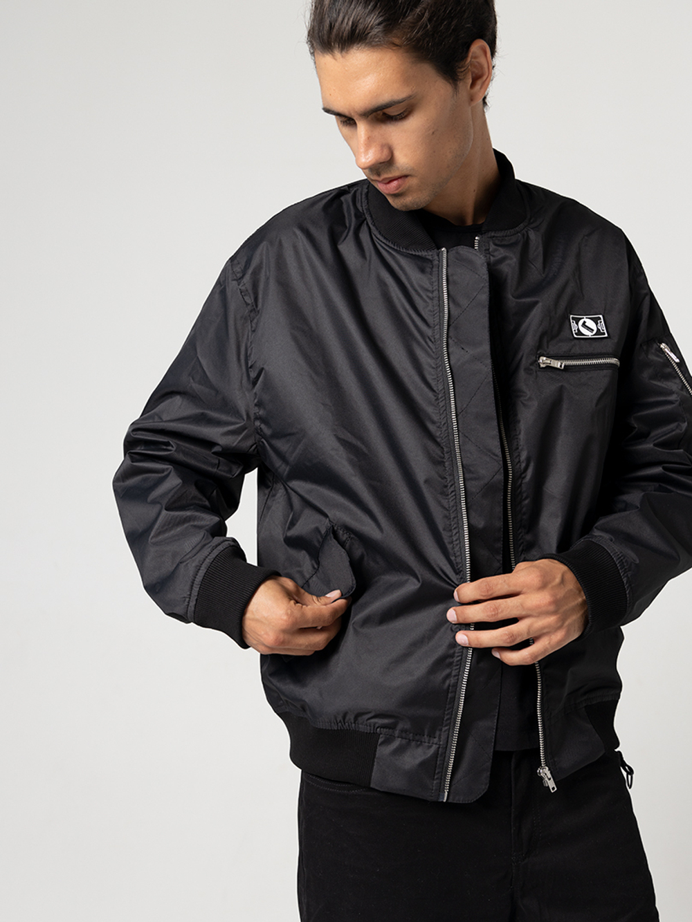 Бомбер черный мужской город горький демисезонный