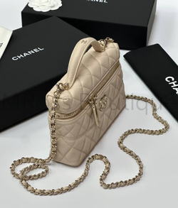 Бежевая сумка Chanel прямоугольная с золотой фурнитурой