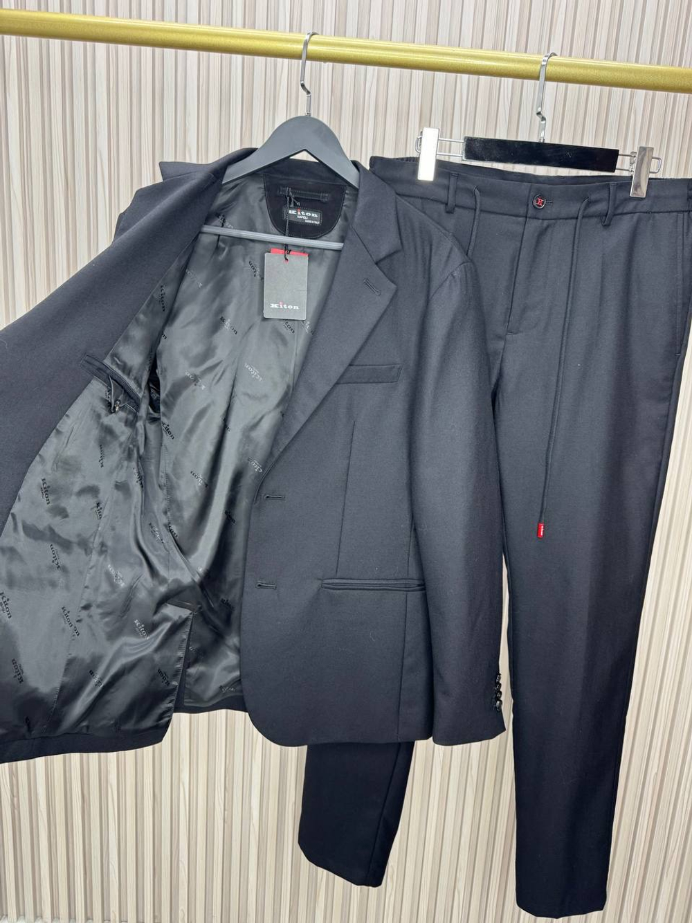 Классический костюм Kiton