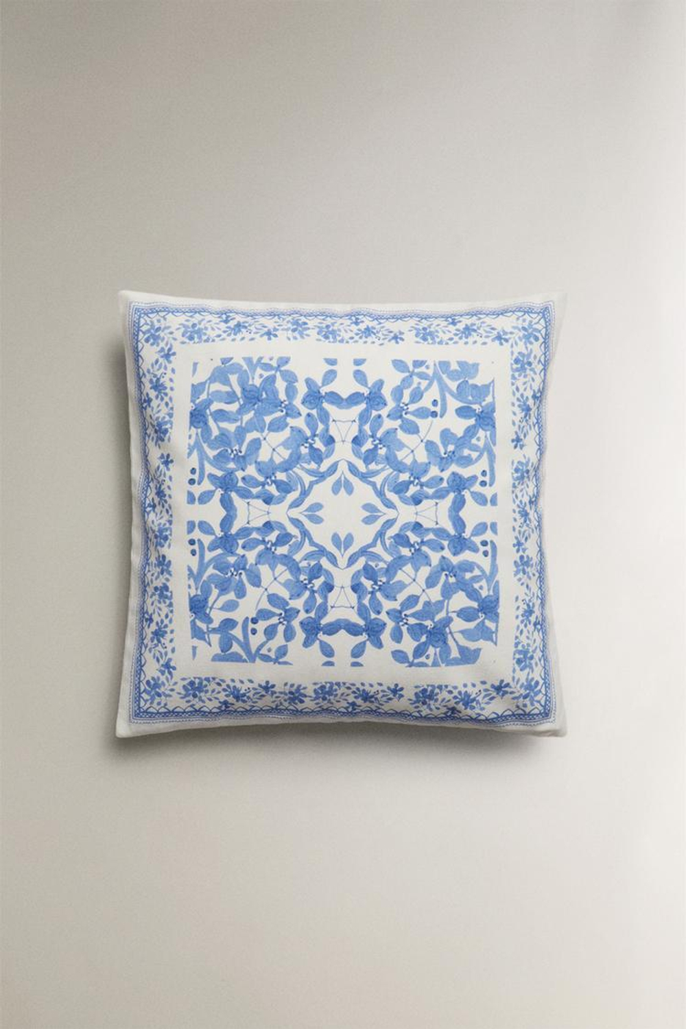 ZARA HOME ЧЕХОЛ ДЛЯ ДЕКОРАТИВНОЙ ПОДУШКИ С ПРИНТОМ «МОЗАЙКА», СИНИЙ