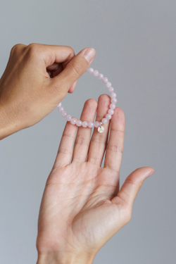 Браслет "Memo about Love&Luck" из розового кварца 6 мм с подвеской