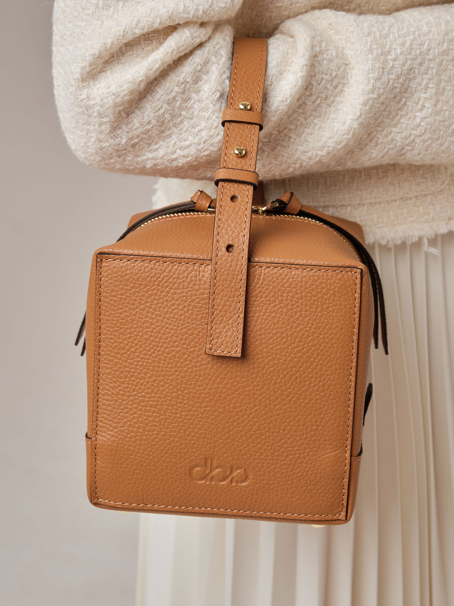 Кожаная сумка Quadra DBR 30989 оранжевый миндаль