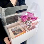 Набор бенто-медовик с клюквой "Маме" + букет из пионовидной розы и гипсофилы