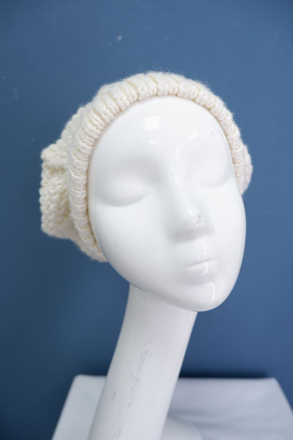 Берет молочный вязаный