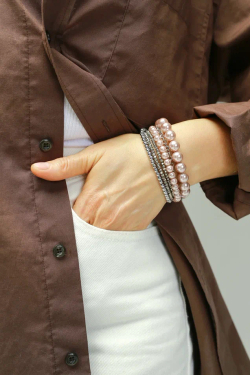 Браслет "Glam" из жемчуга розовый щербет,венец. стекла и гематита, застежка из натуральной кожи