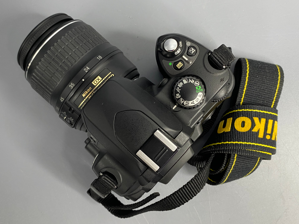 Nikon D40 kit 18-55mm 3.5-5.6G II ED 10.000 кадров