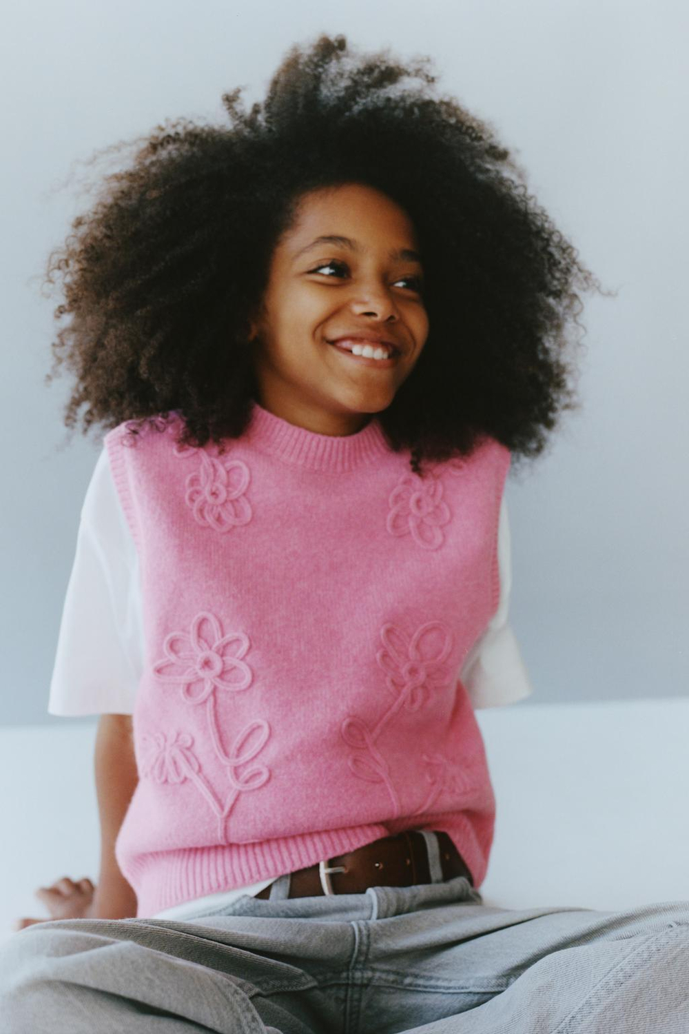 ZARA ТРИКОТАЖНЫЙ ЖИЛЕТ С ЦВЕТАМИ, ЯРКО-РОЗОВЫЙ