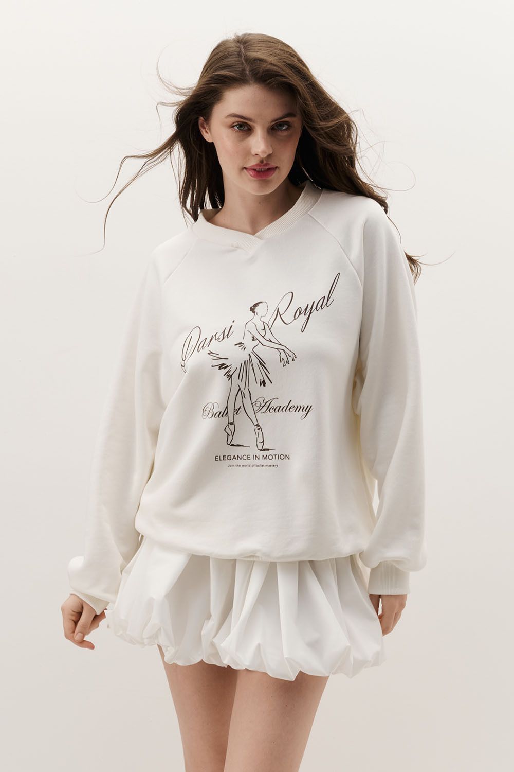 Свитшот с V-образным вырезом кремового цвета