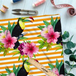 Ткань муслин реалистичные петуньи и туканы на ярком полосатом фоне