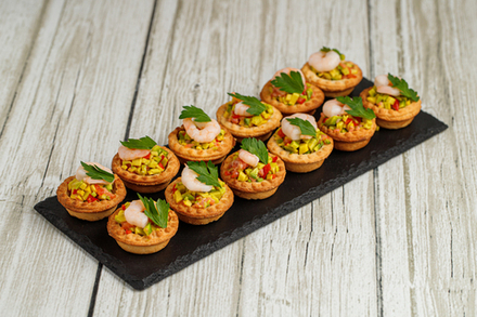 Тарталетка с салатом из лосося,креветок и авокадо