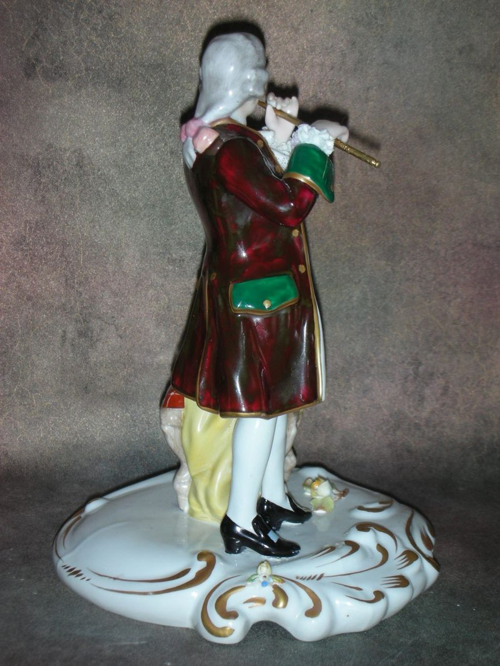Статуэтка. Фарфор. Лорд играющий на флейте. Capodimonte. Италия