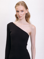 Платье с открытым плечом