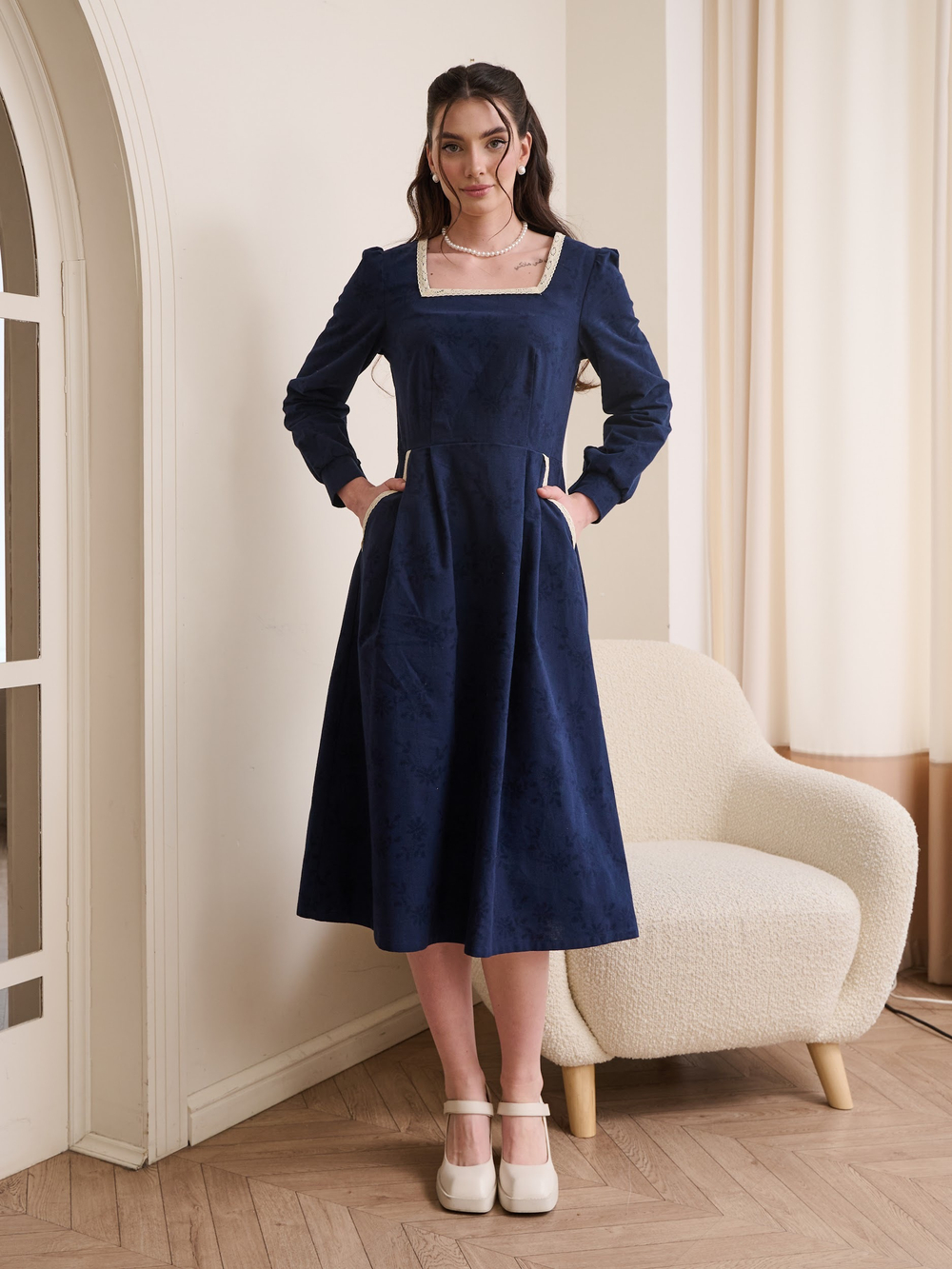 Платье с квадратным вырезом