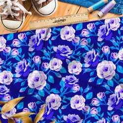 Ткань габардин фиолетовые розы на синем фоне