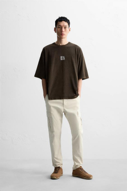 ZARA ФУТБОЛКА С КОНТРАСТНЫМ ПРИНТОМ И ЭФФЕКТОМ ПОТЕРТОСТИ, КОРИЧНЕВЫЙ