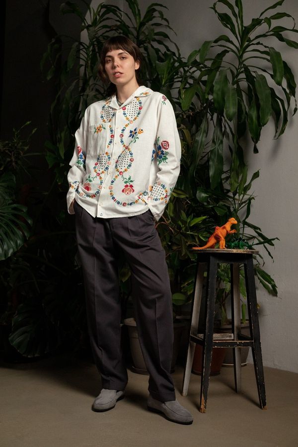 Рубашка Украшенная Повторяющимся Цветочным Узором / Repeating Flowers Pattern Long Sleeve белая - фото 3