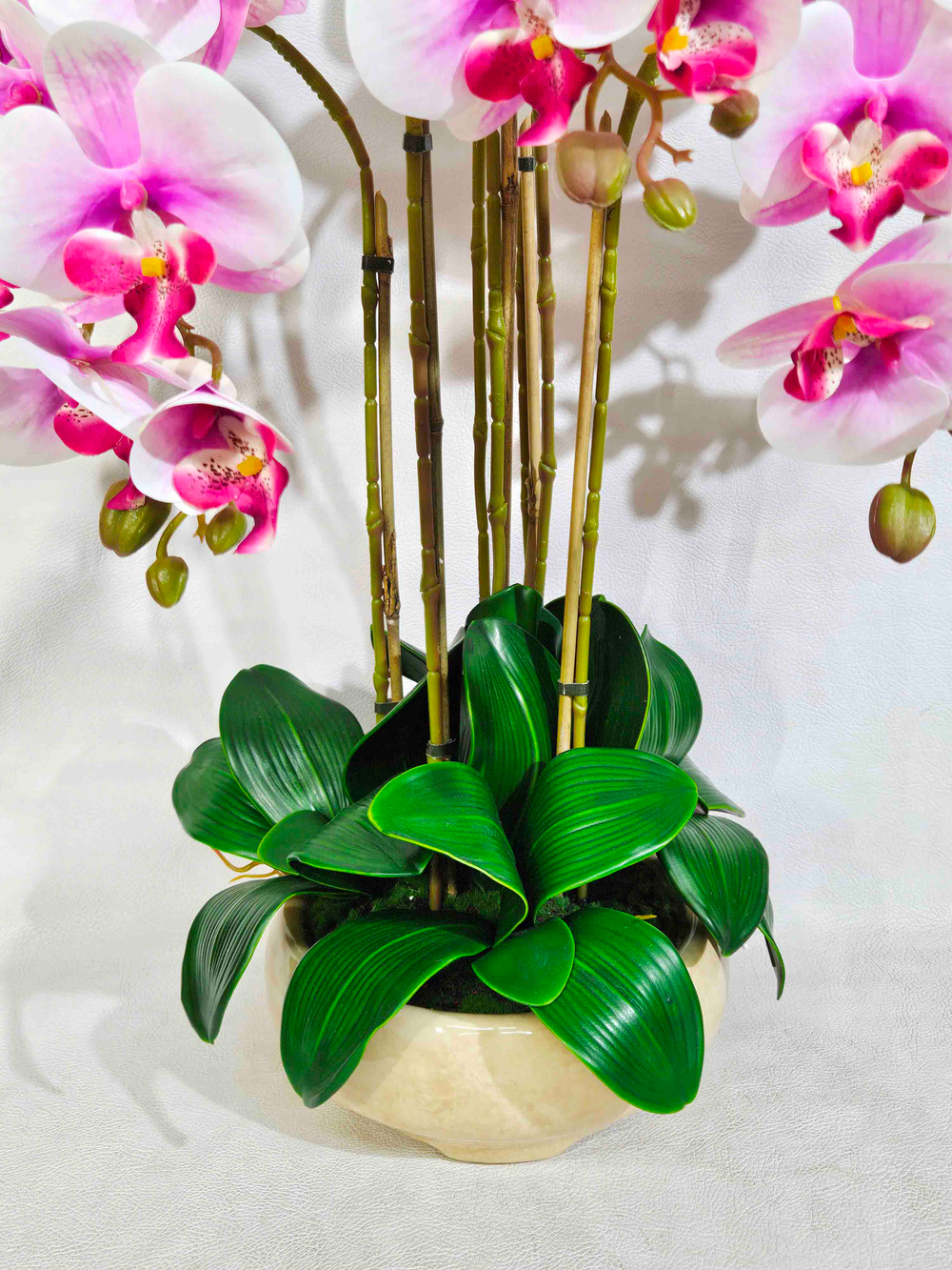 Орхидеи бело-лиловые 7 веток 65 см в широком кашпо