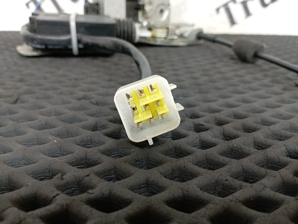 Замок двери правой в сборе 2023г