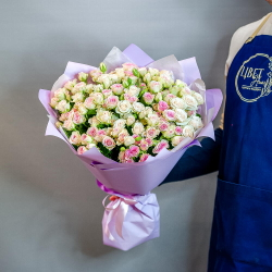 Букет нежных кустовых роз в оформлении