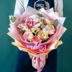 Нежный букет с пионовидной розой и орхидеей