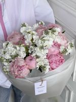 Букет из пионов и маттиолы