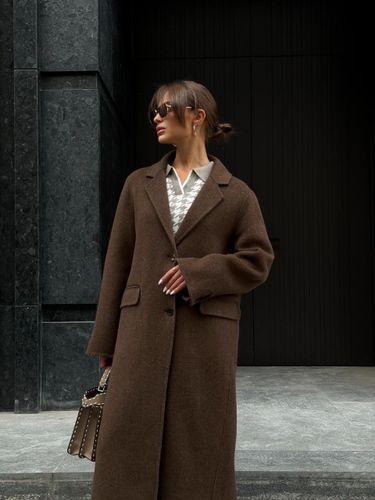 Длинное коричневое пальто из шерсти