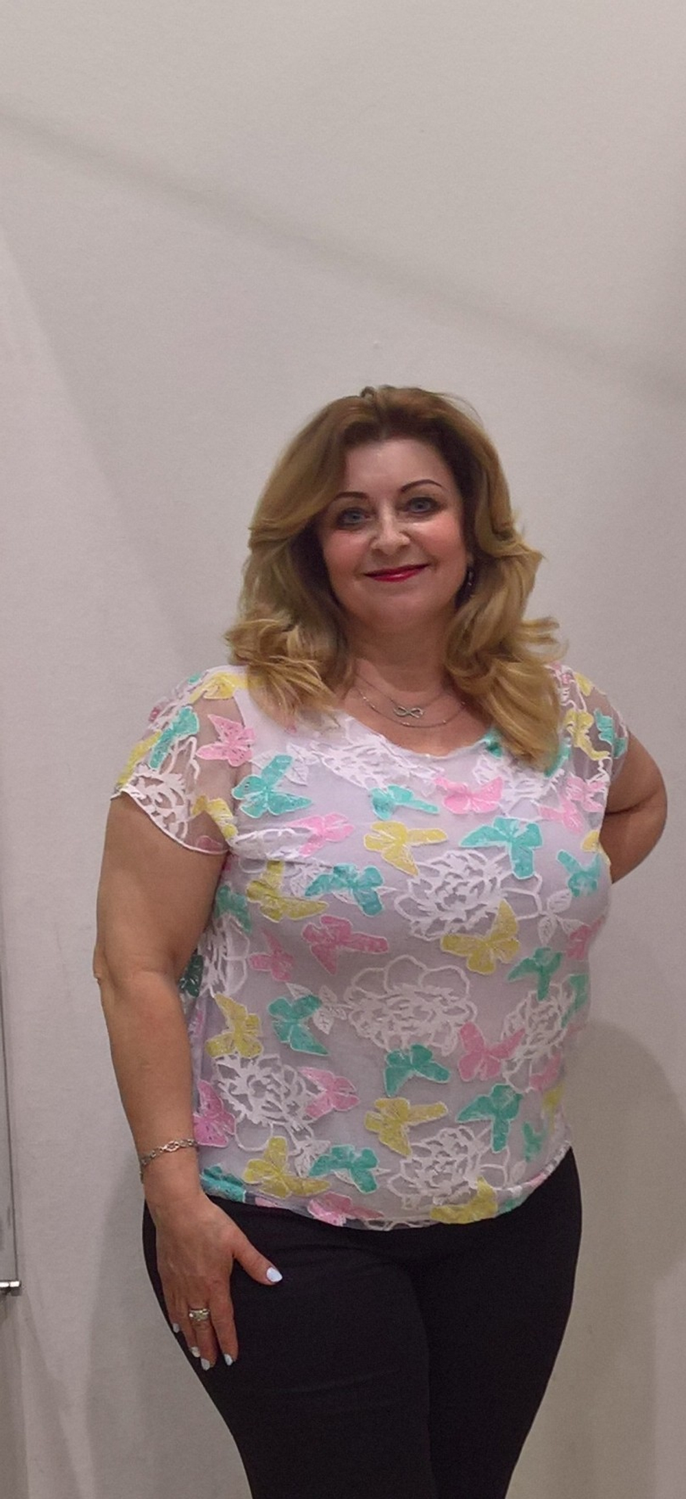 Нарядный двойной шифоновый блузон с цветными "бабочками"