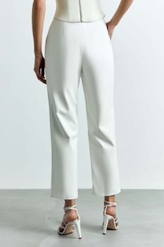 Укороченные брюки на завышенной талии