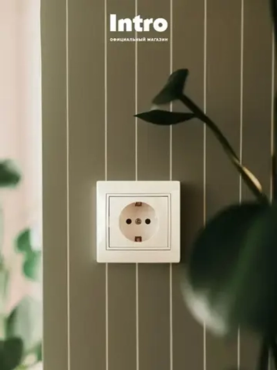 Розетка Intro Plano 1-202-01 с заземлением 2P+E Schuko 16А-250В IP20 скрытой установки белая
