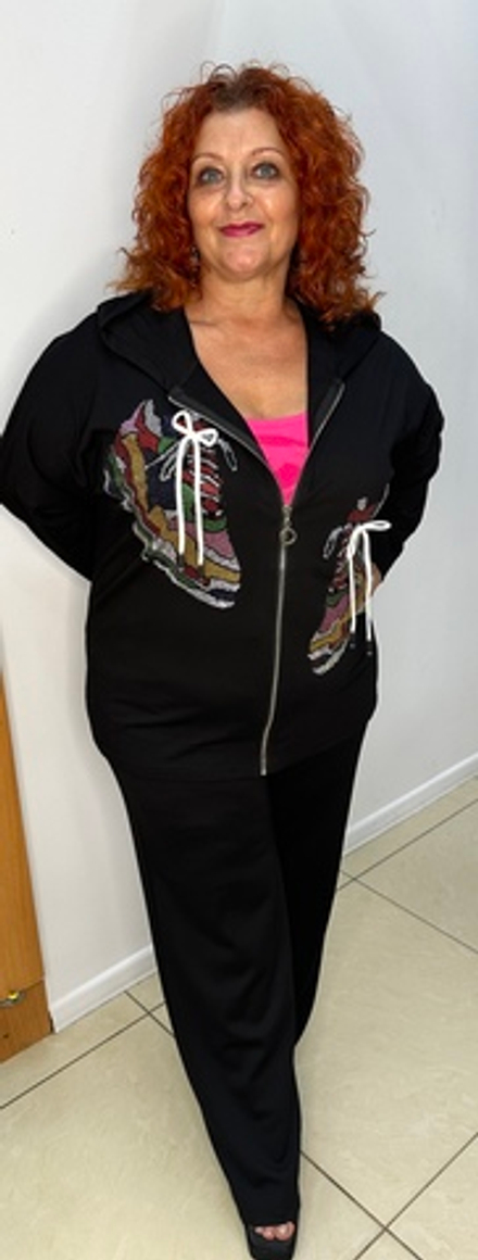 Черный жакет-бомбер со стразовыми кедами