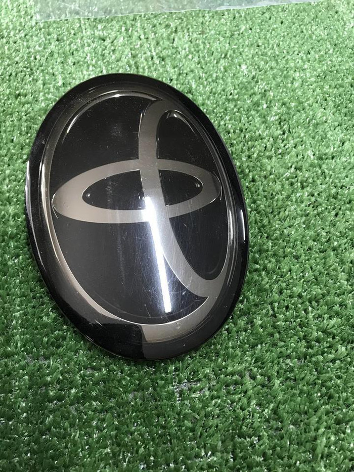 Эмблема решетки радиатора Toyota Camry xv70 20-нв