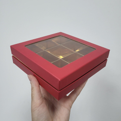 Коробка на 9 конфет ЛЮКС с окном 16*16*4,5 см (КРАСНАЯ матовая/ЗОЛОТО)