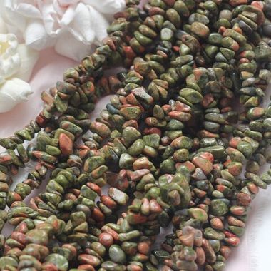 Унакит крошка, 5-15 мм, нить 75 см, К122